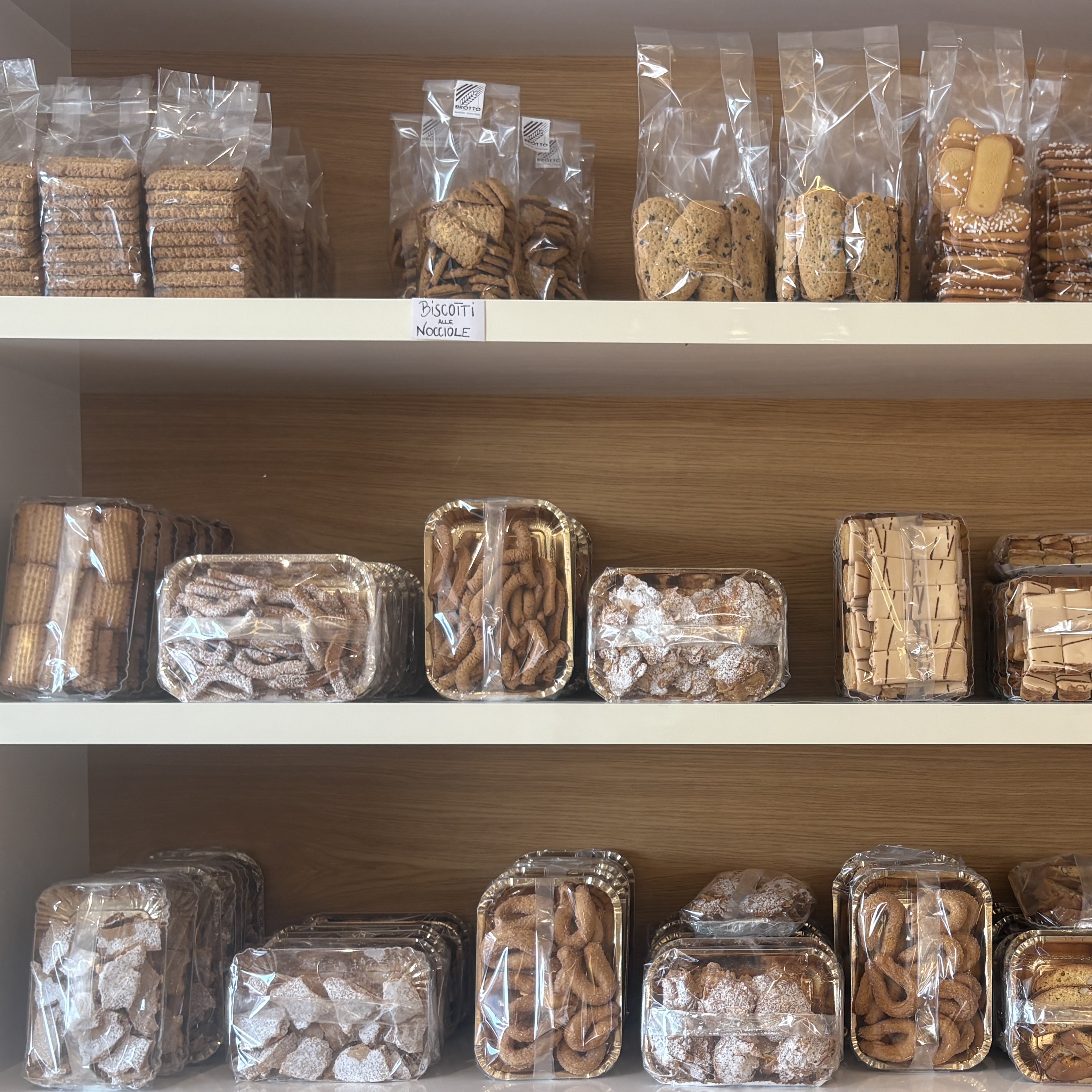 Biscotti confezionati, esposti al pubblico per la vendita